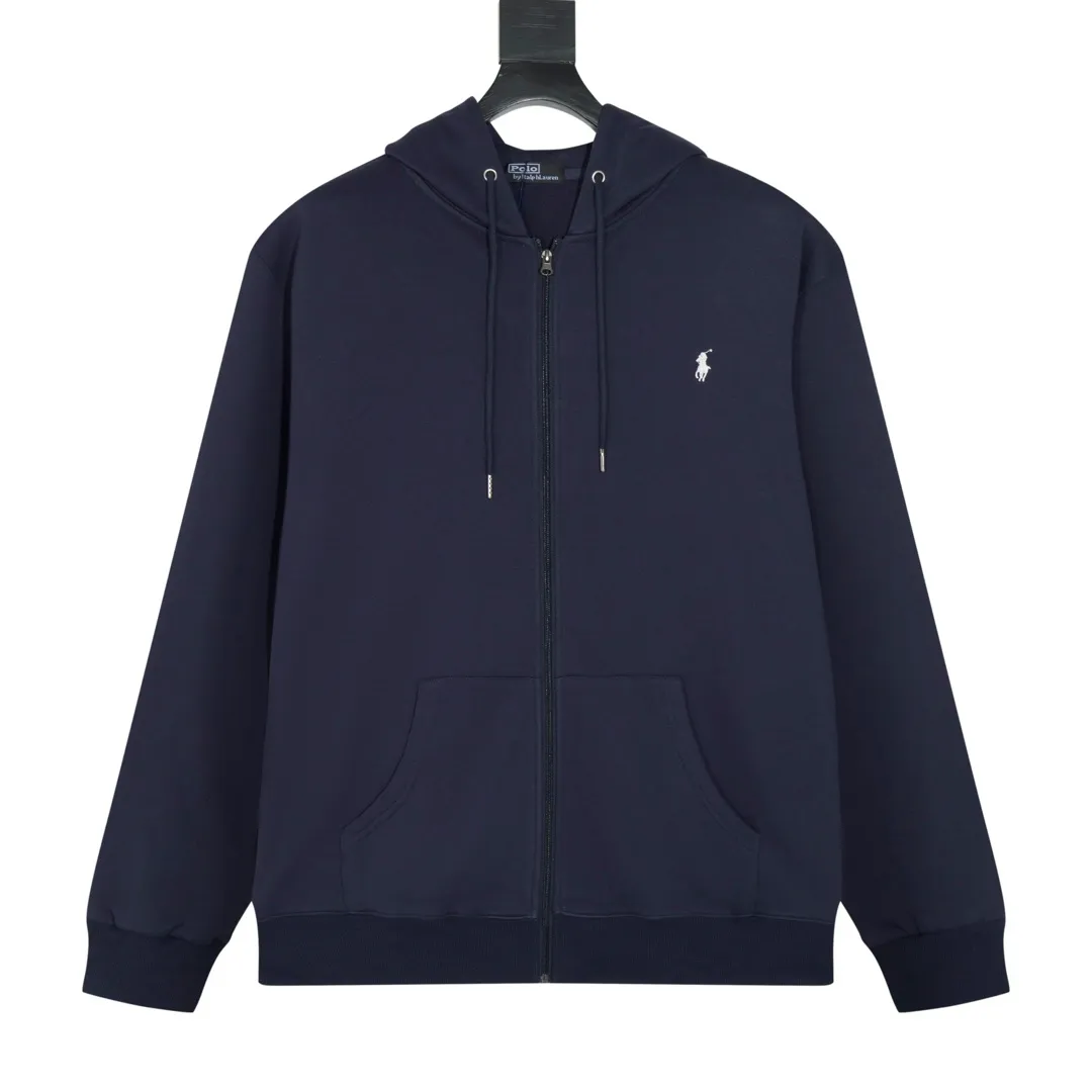 P240 Style No. 807 Ralph Lauren/Ralph Lauren pony embroidered zipper cardigan hooded sweatshirt. A one-of-a-kind sweatshirt for autumn and winter is here. You can wear it casually no matter how you wear it! ! This hooded sweatshirt is decorated with the simple style that represents Ralph Lauren and is paired with a pony embroidery pattern, which is three-dimensional and full! The solid color fabric paired with exquisite embroidery instantly sets it off! Hooded sports design, loose and casual fit! The overall texture is very strong! Through the pictures, we can feel the thickness and texture of custom-woven and dyed threads. The workmanship is exquisite. They are shipped from major foreign trade factories. They are all made by masters with many years of experience. Everything is of high standards and requirements! Simple and versatile model ~ Made of imported pique cotton fabric, which is super delicate and soft, close to the body without being tied. All fabrics and accessories are original custom-made and of high quality! Perfectly reflects the brand’s sense of superiority! Standard cut, comfortable stretch, unrestricted movement! Highly practical, high-end and classy! Versatile style ~ can be paired with jeans or jogging pants. Ideal for transitioning from your morning commute to weekend events! Size: S-XL Navy Black